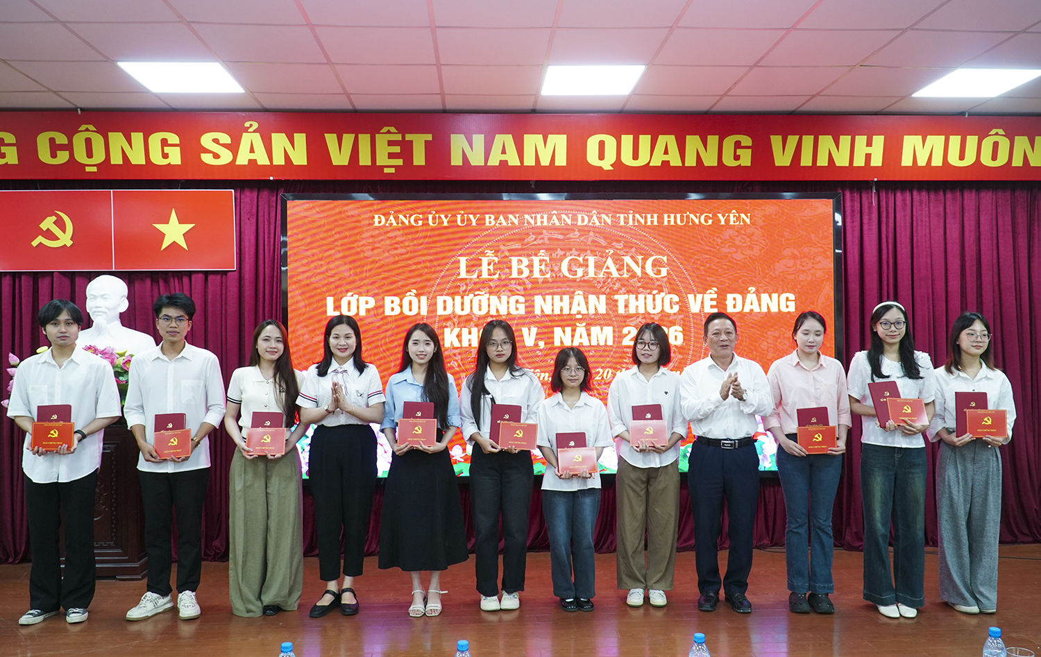 Đồng chí Trần Thị Nụ - Phó Bí thư chuyên trách Đảng ủy UBND tỉnh, đồng chí Nguyễn Quốc Tiến - Bí thư Đảng ủy Nhà trường trao giấy chứng nhận cho các học viên