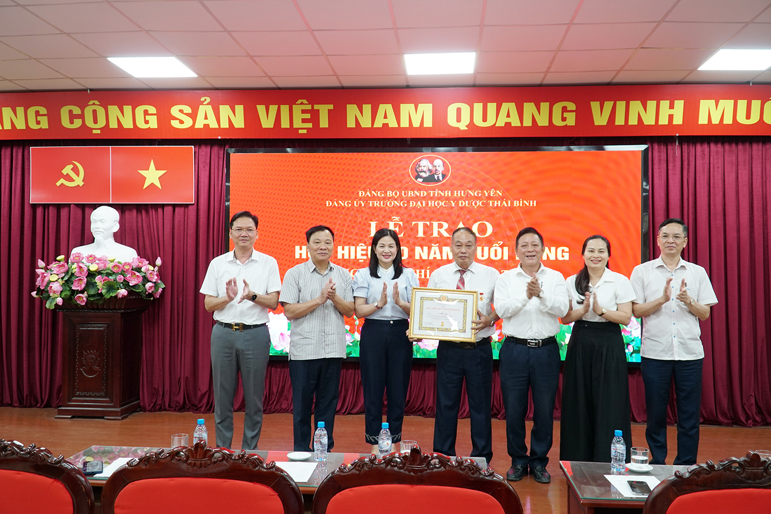 Lễ trao Huy hiệu 30 năm tuổi Đảng đợt 19/5/2026
