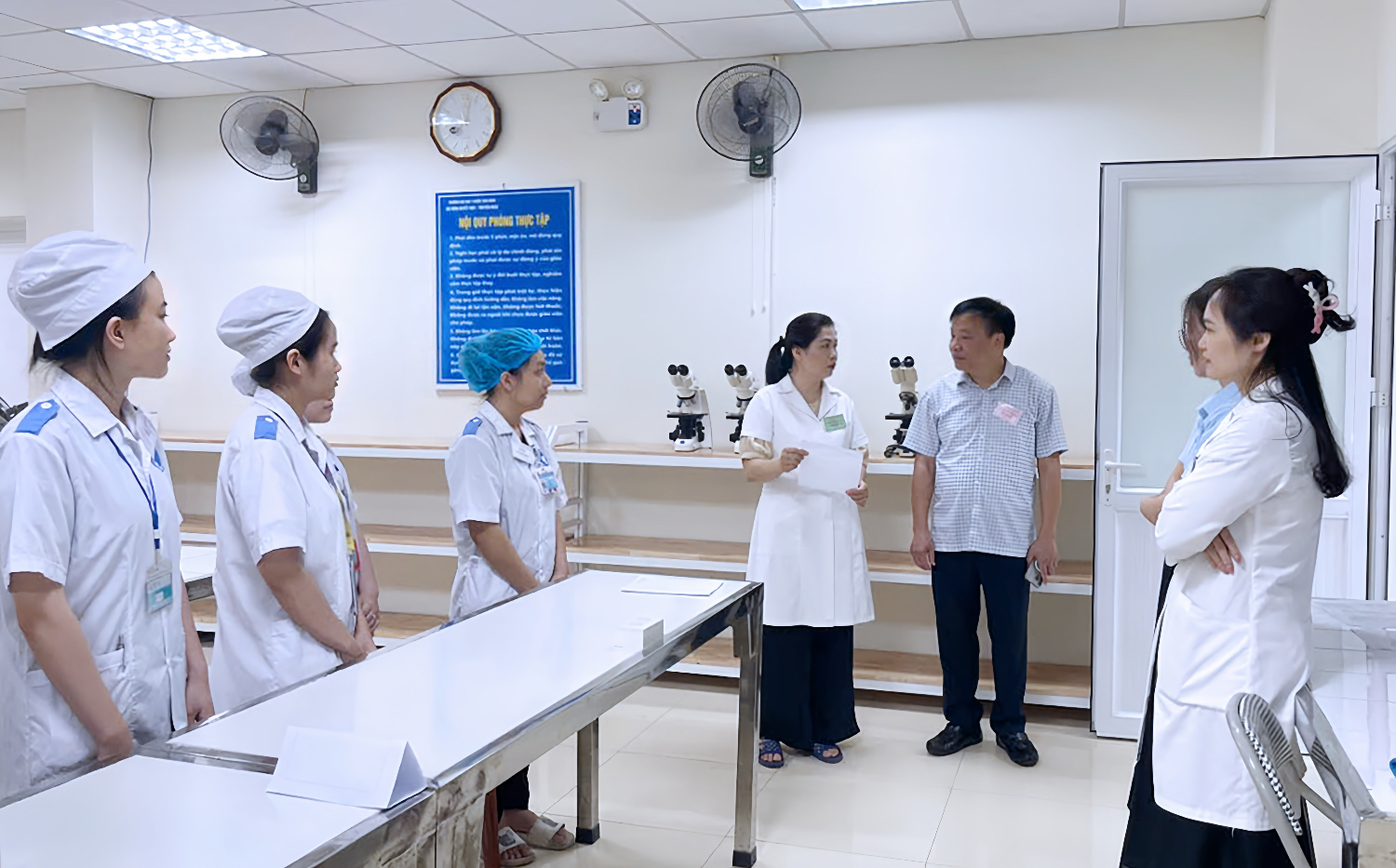 PGS.TS Nguyễn Duy Cường – Hiệu trưởng Nhà trường kiểm tra công tác tổ chức thi tại Trường.
