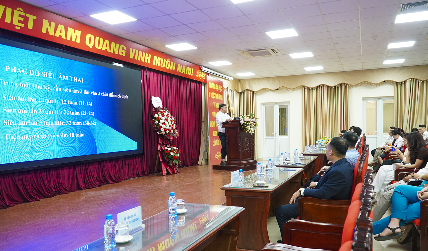GS.TS Trần Danh Cường trình bày báo cáo tại hội thảo