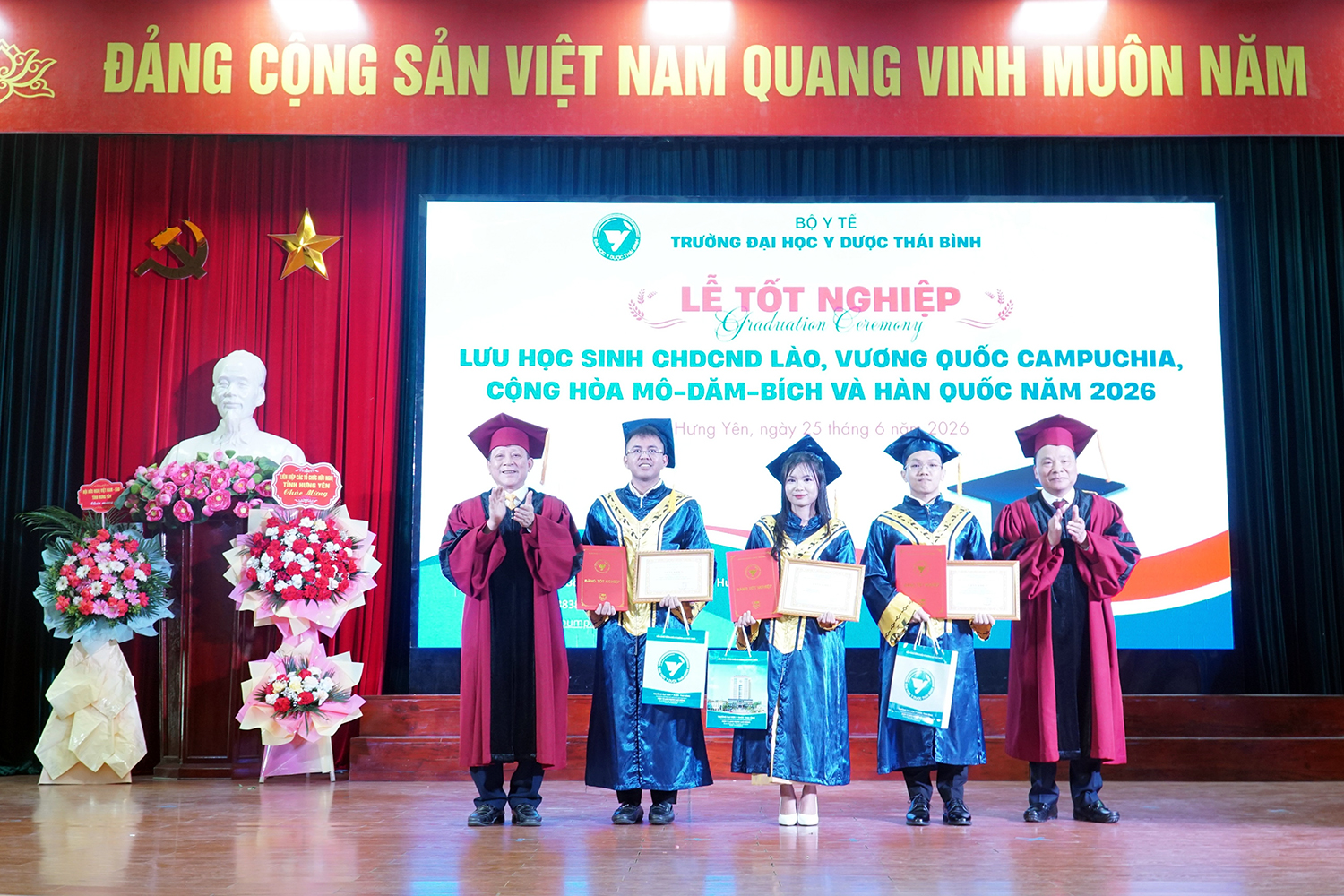 PGS.TS Nguyễn Quốc Tiến - Bí thư Đảng ủy, Trưởng Ban quản lý lưu học sinh và PGS.TS Nguyễn Duy Cường - Hiệu trưởng Nhà trường trao bằng tốt nghiệp và khen thưởng các lưu học sinh tốt nghiệp loại Giỏi.