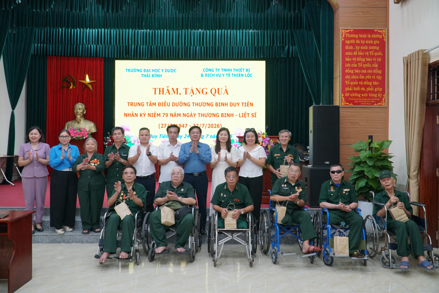 Đoàn công tác trao quà tại Trung tâm Điều dưỡng Thương binh Duy Tiên.