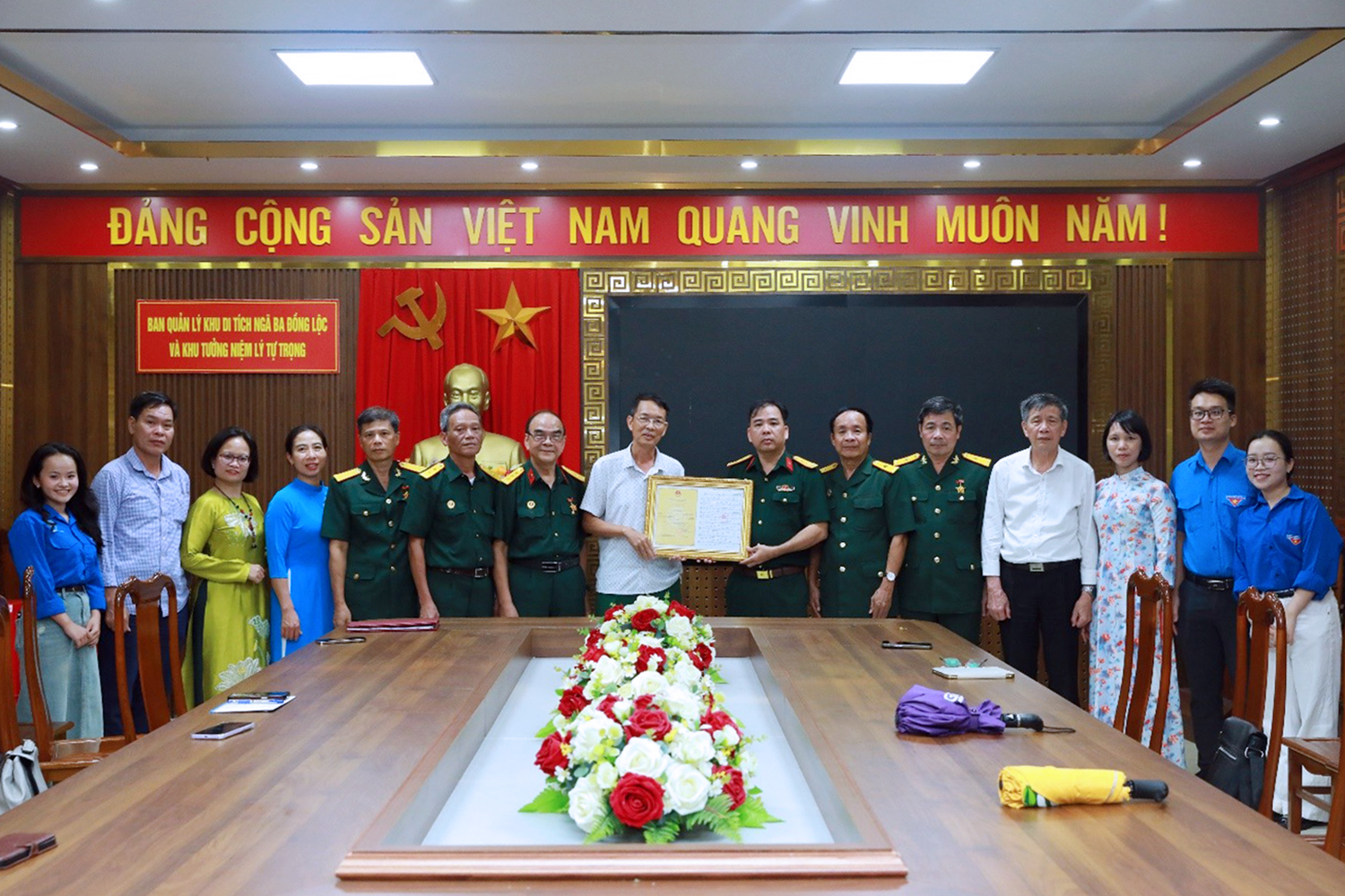 Đồng chí Đỗ Anh Văn - UVBTV Hội Cựu chiến binh Bộ Y tế, Chủ tịch Hội CCB  Trường Đại học Y Dược Thái Bình cùng đoàn công tác trao tặng ấn phẩm kỉ niệm tại Ngã ba Đồng Lộc.
