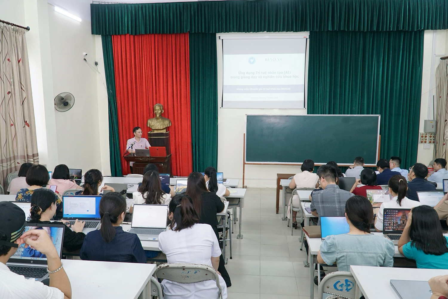 Tập huấn sử dụng trí tuệ nhân tạo (AI) trong giảng dạy, nghiên cứu khoa học