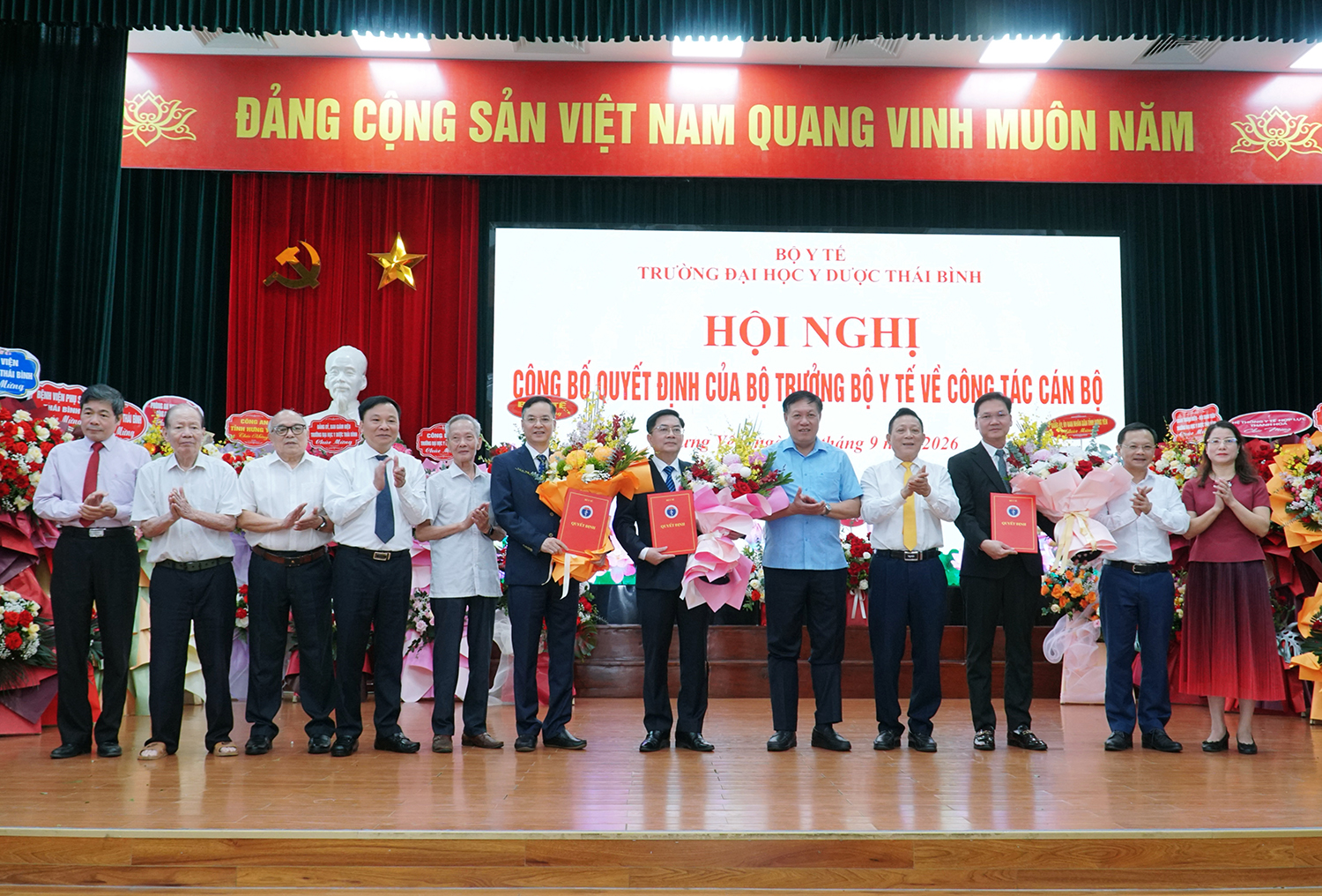 Lãnh đạo Bộ Y tế trao Quyết định bổ nhiệm lại các Phó Hiệu trưởng Trường Đại học Y Dược Thái Bình