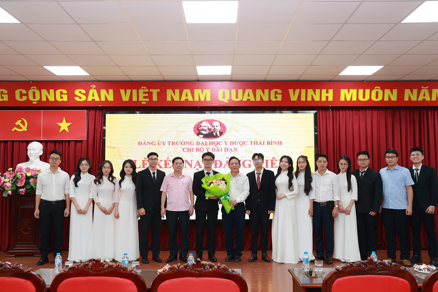 Chi bộ Y dài hạn kết nạp 11 đảng viên mới